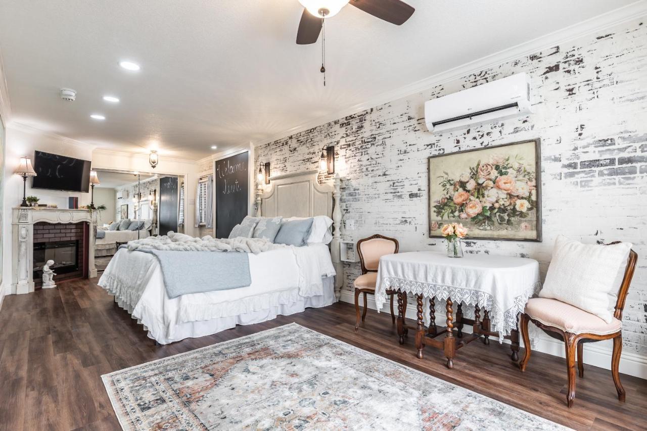 The Old Liberty Schoolhouse Bed & Breakfast Azle Exterior photo