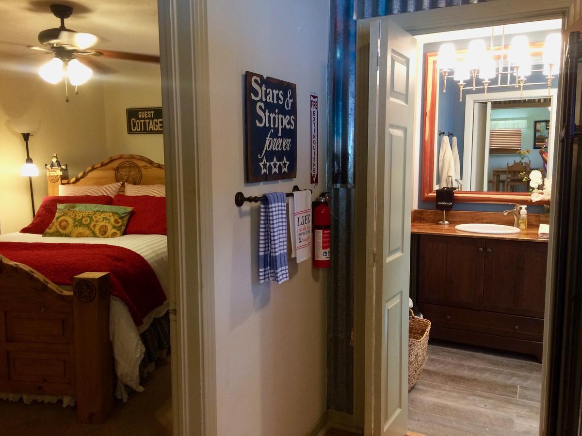 The Old Liberty Schoolhouse Bed & Breakfast Azle Exterior photo